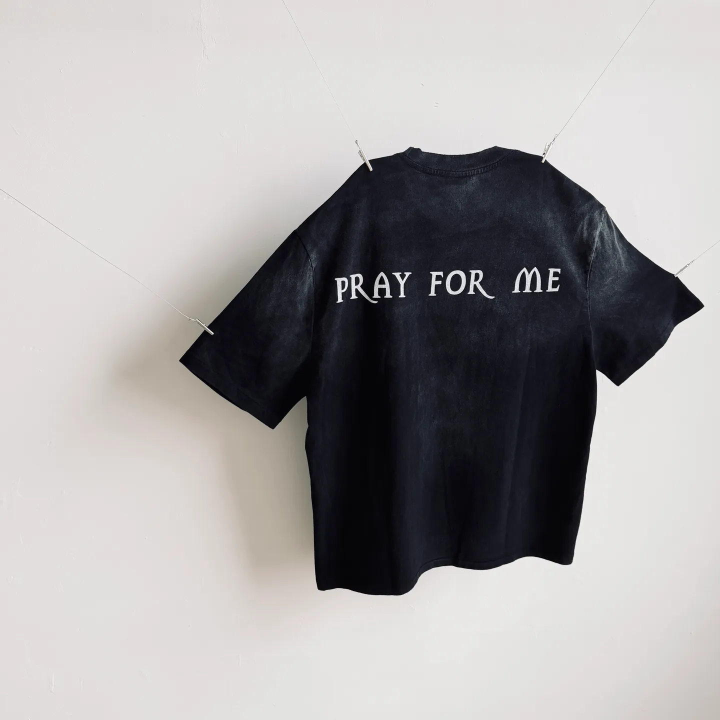 P138 # CTS-104 Bieber's same style "HOLY PRAY FOR ME" limited edition. 260g heavyweight pure cotton fabric after washing. Retro single-stitch heaven and earth stitch craftsmanship. Hand-painted + sandblasted and washed with water + hand-cut ribs. Size: S M L XL Customized 260g gram weight 100% cotton special washed fabric that is consistent with the original. With the blessing of imitation sun-drying, heavy sandblasting and fading + edge grinding + Assute fermentation and washing, the cotton feel on the surface of the fabric is well presented. Both the texture and feel are ceiling level. After the ready-made garments undergo a series of heavy washing and distressing processes, the retro and high-end sense of the entire garment is directly to the top. The garment making process of the entire garment adopts Saint The most common and complex single-needle sewing process (commonly known as single-thread heaven and earth stitch) among vintage vintage brands such as Michael